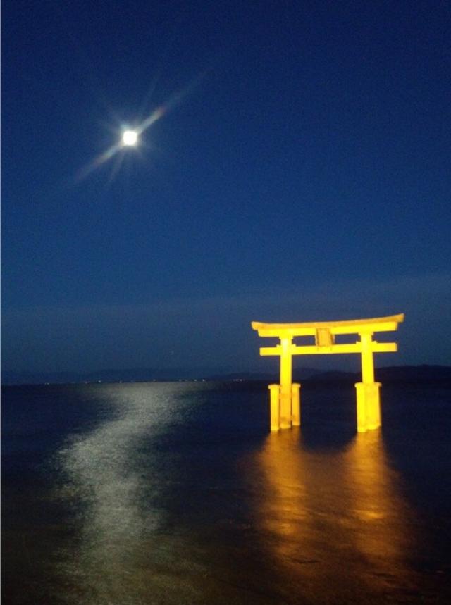 琵琶湖の湖畔、白髭神社と月